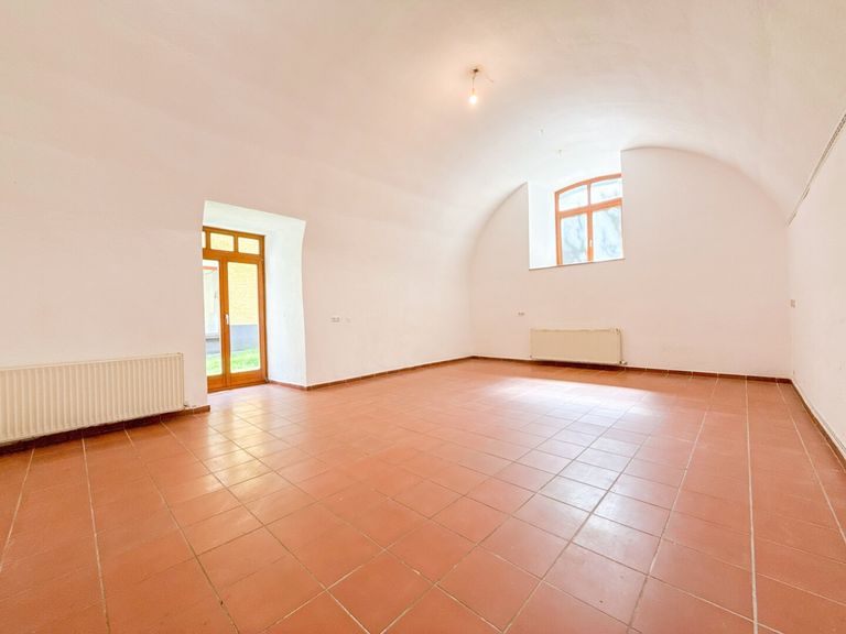 Gewölberaum mit Zugang zum Garten