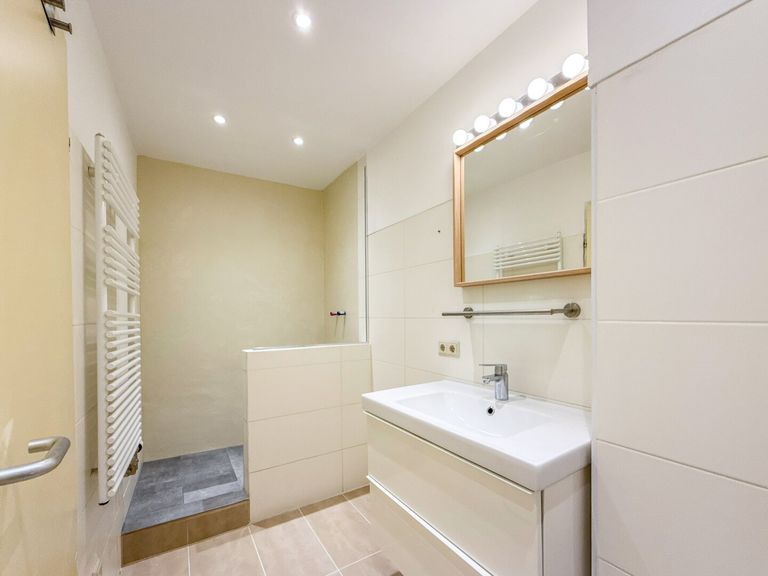 Erneuertes Badezimmer mit Dusche und WC