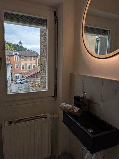 WC mit Blick auf den Schlossberg