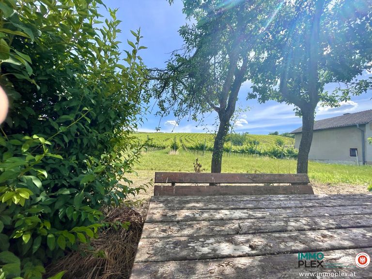 Sitzgelegenheit Garten-Ausblick in den Weingarten