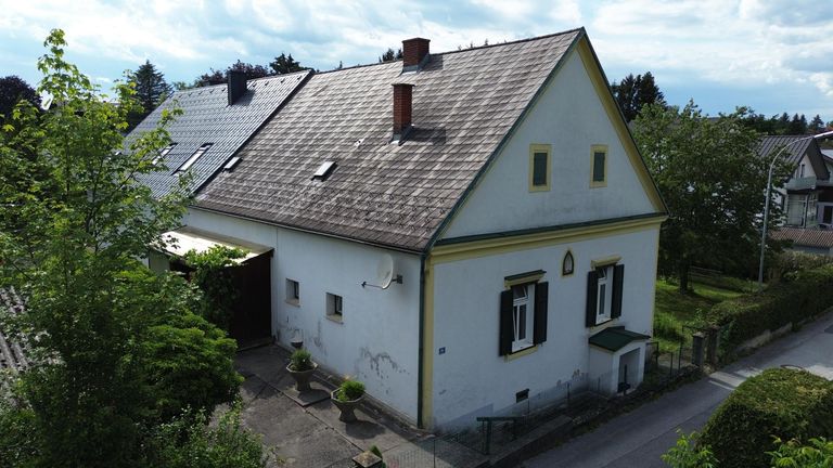 Landhaus mit Drohne