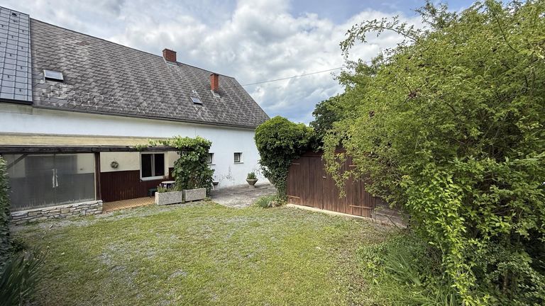 Innenhof mit Gartenhaus