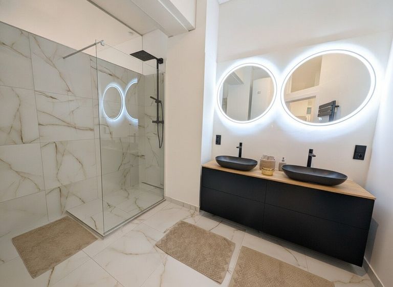 Badezimmer mit Dusche