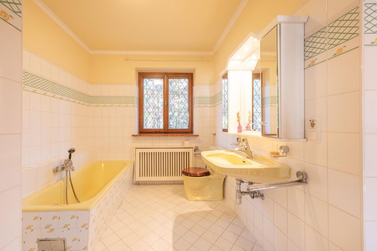 Bad im Erdgeschoß mit Dusche und Wanne