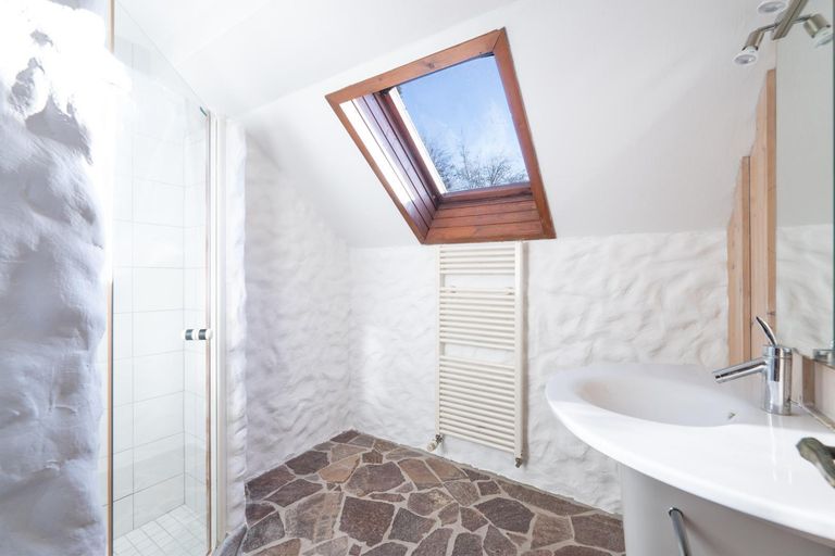 Uriges Bad mit Fenster im Obergeschoß