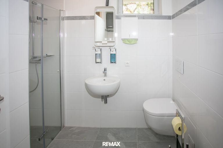 Badezimmer Praxisgebäude Ansicht 1