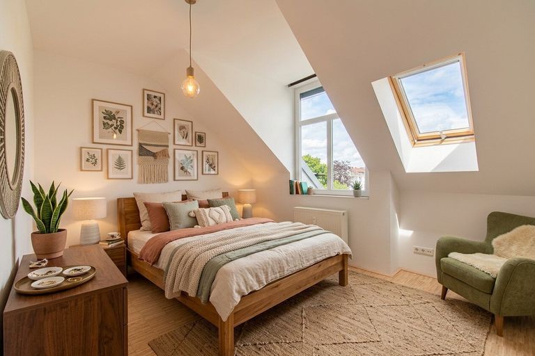 Schlafzimmer II (KI möbliert)