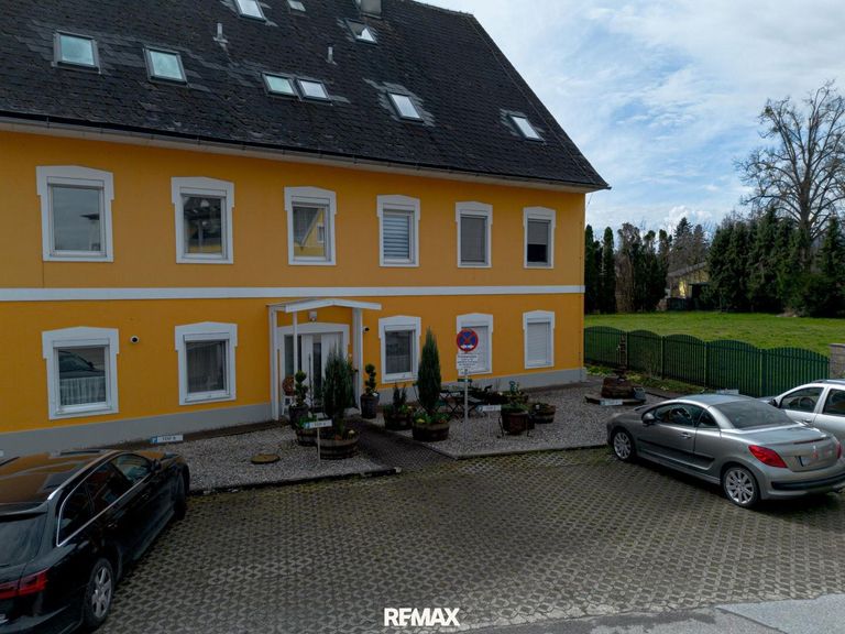 Hausansicht/Parkplätze
