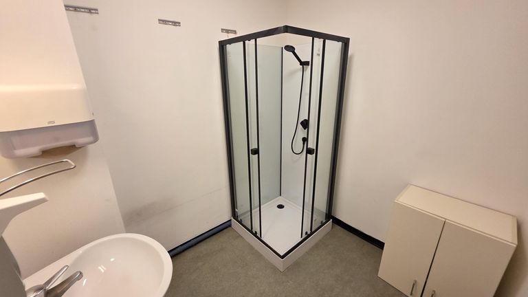 Damen und Herren WC mit Dusche