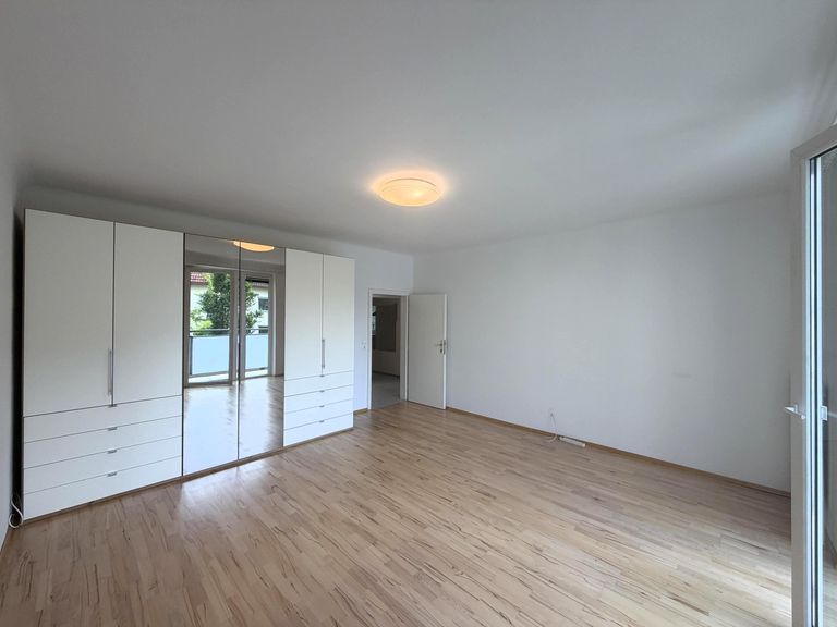 Masterbed mit angesch. Loggia und Kleiderschrank