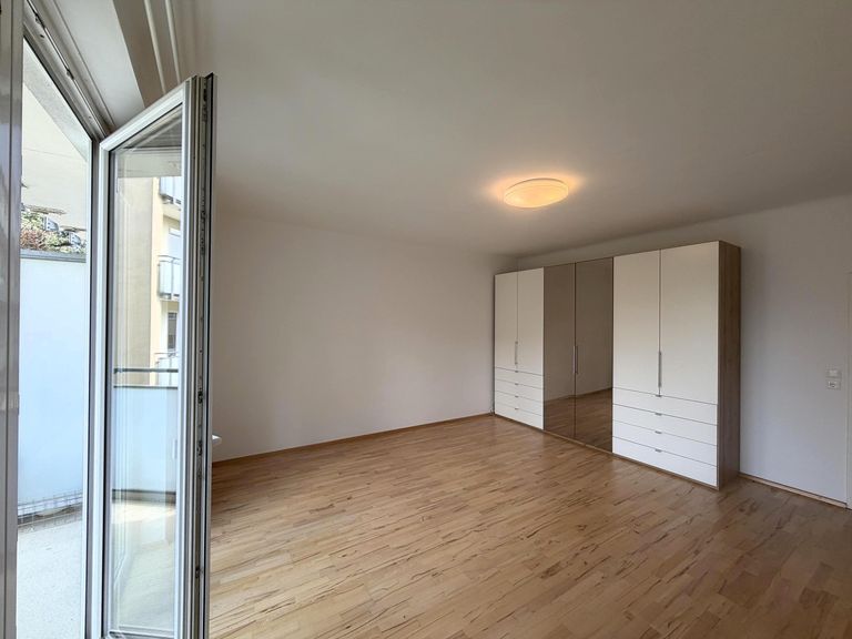 Masterbed mit angesch. Loggia und Kleiderschrank