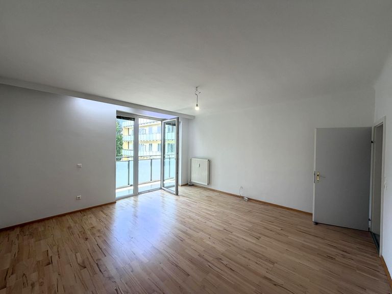 Wohnzimmer mit angeschlossener Loggia
