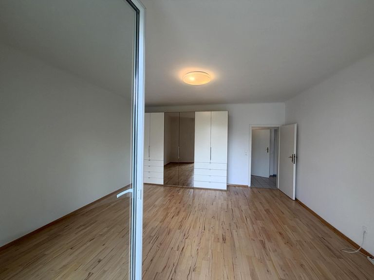 Masterbed mit angesch. Loggia und Kleiderschrank