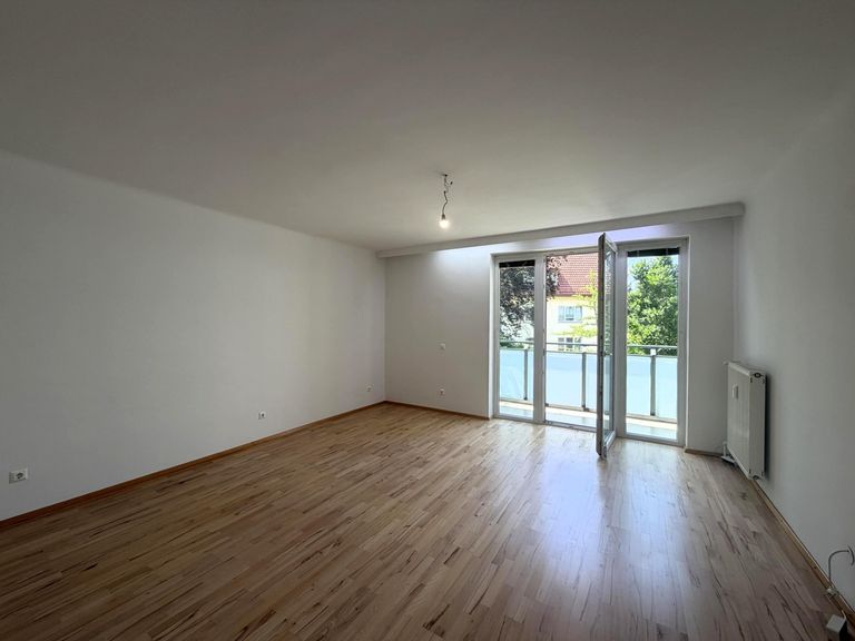 Wohnzimmer mit angeschlossener Loggia