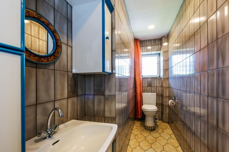 WC mit Waschbecken EG
