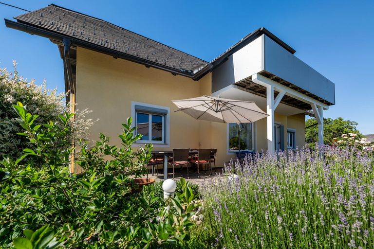 Blick auf Terrasse & Balkon