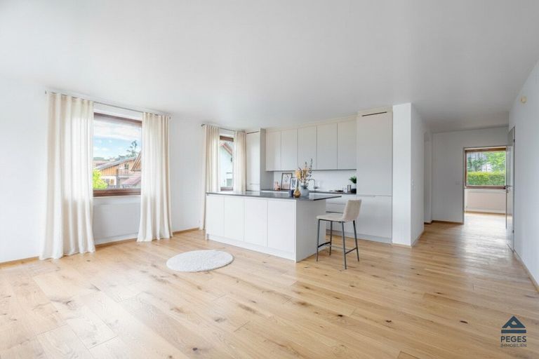 Wohnzimmer mit Kochbereich - Dekoration nicht Teil des Mietgegenstands, Vorhänge KI-generiert