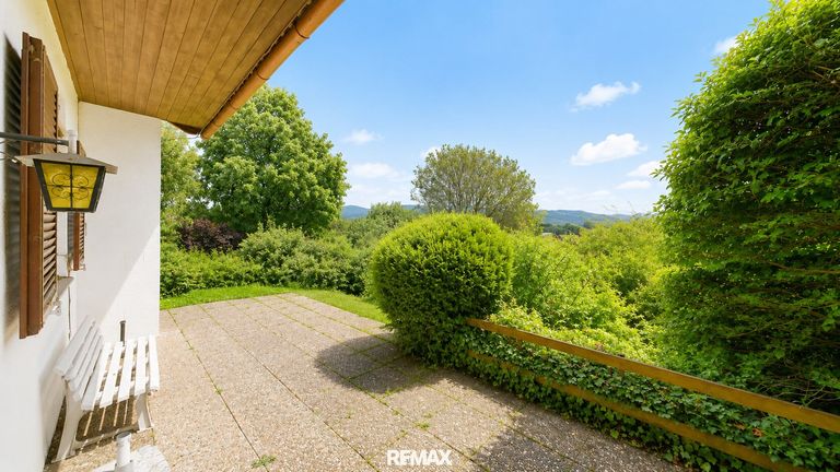 Terrasse vor Wohnzimmer mit Traumblick und uneinsehbar, absolute Privatsphäre