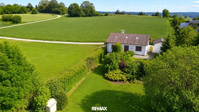 Ansicht Haus mit Grundstück von Gartenseite