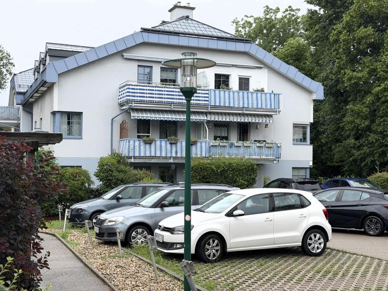 Hofansicht / Hauseigene Parkplätze