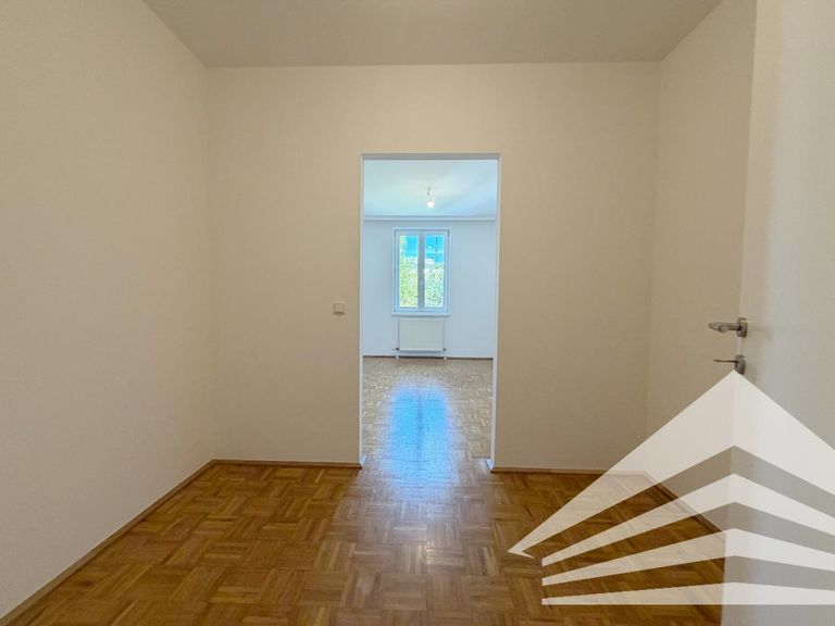 Schlafzimmer mit begehbarem Kleiderschrank