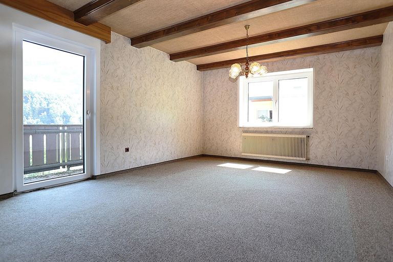 Wohnzimmer mit Balkon