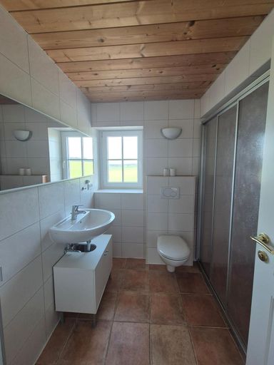 Bad mit Dusche und WC