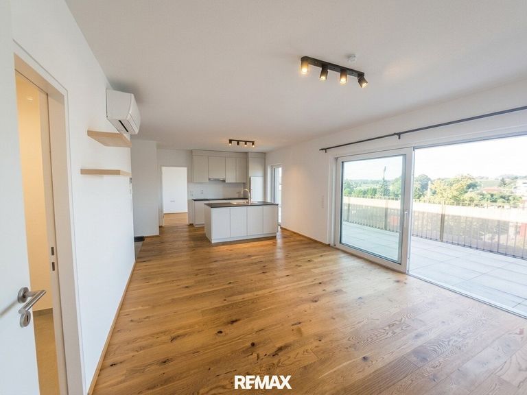 Wohnbereich mit Zugang zur Dachterrasse