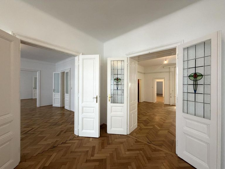 Straßenseitiges Büro 3 von 7