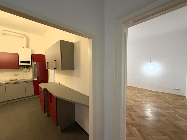 Flur / / Küche / Innenhofseitiges Büro 4 von 7