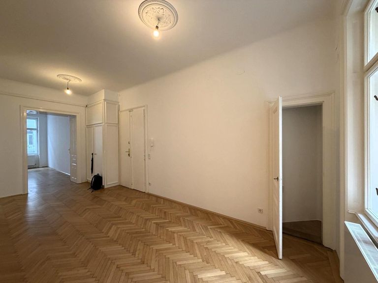 Großer Eingangsvorraum / Nebenraum 2 von 2