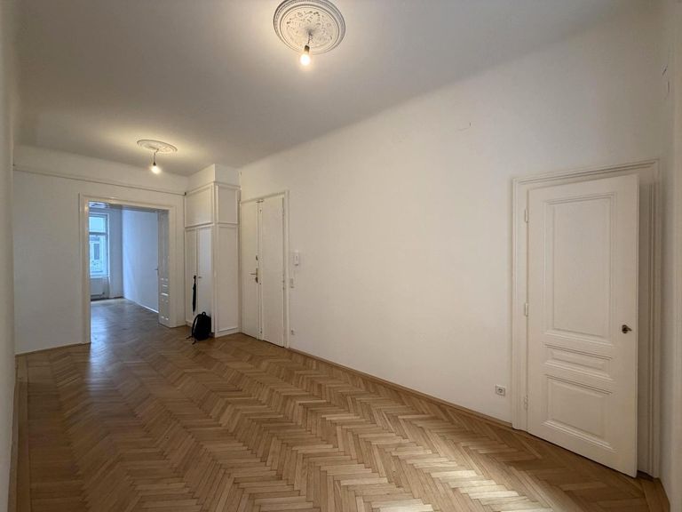 Großer Eingangsvorraum / Nebenraum 2 von 2