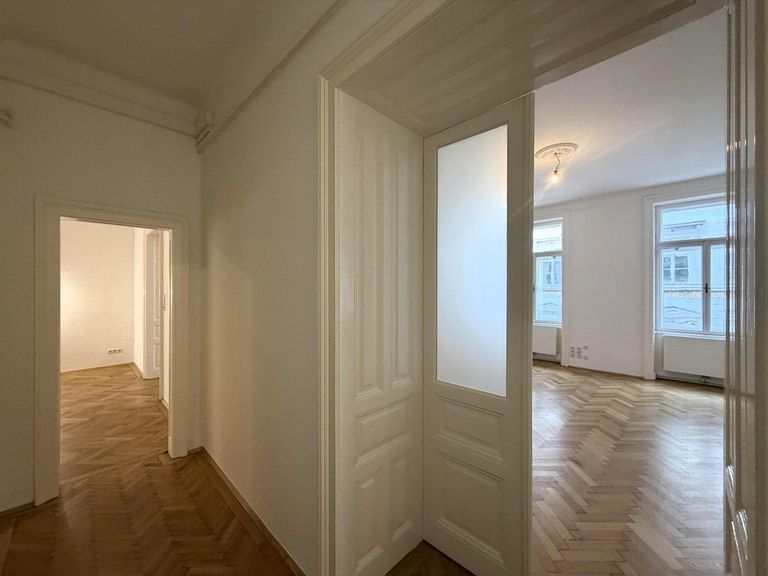 Flur / Straßenseitiges Büro 2 von 7