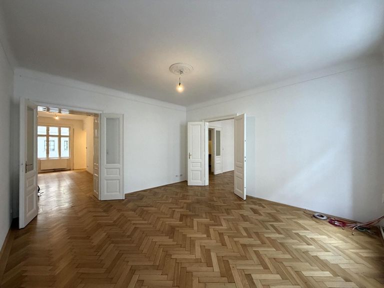 Straßenseitiges Büro 1 von 7