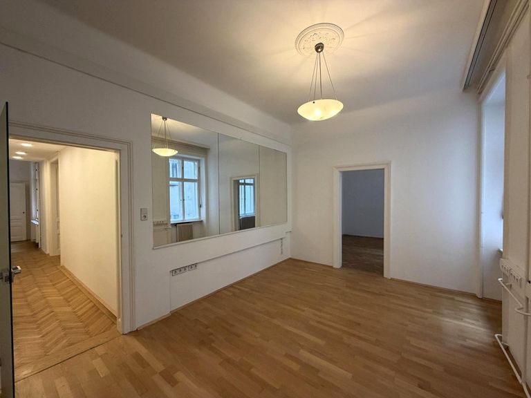 Innenhofseitiges Büro 5 von 7