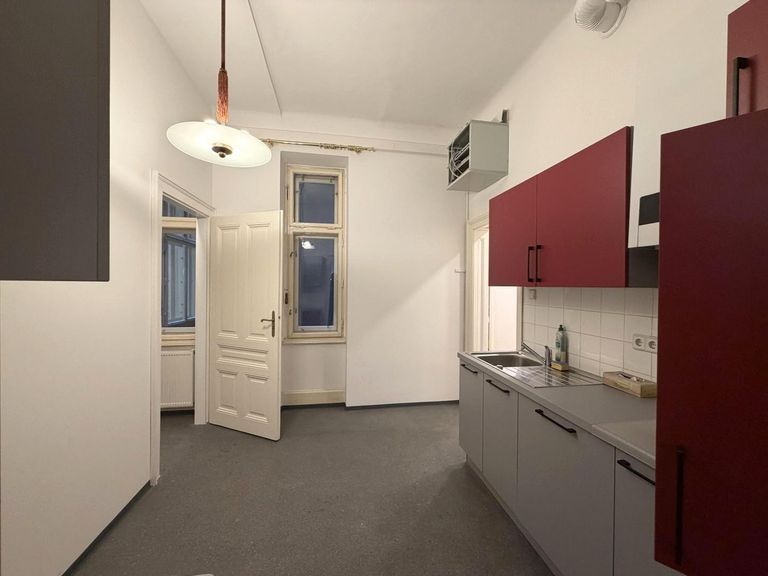 Küche mit Serverraum