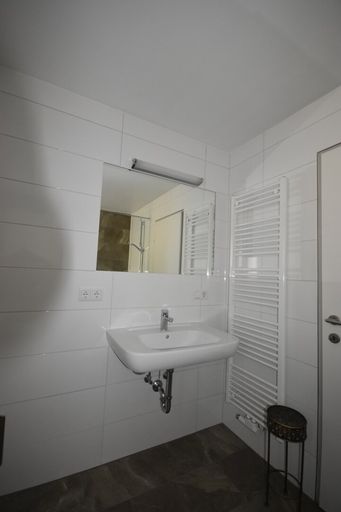Badezimmer - Moderne und geräumige 2 Zimmer Wohnung mit großem Balkon Miete Grödig Salzburg