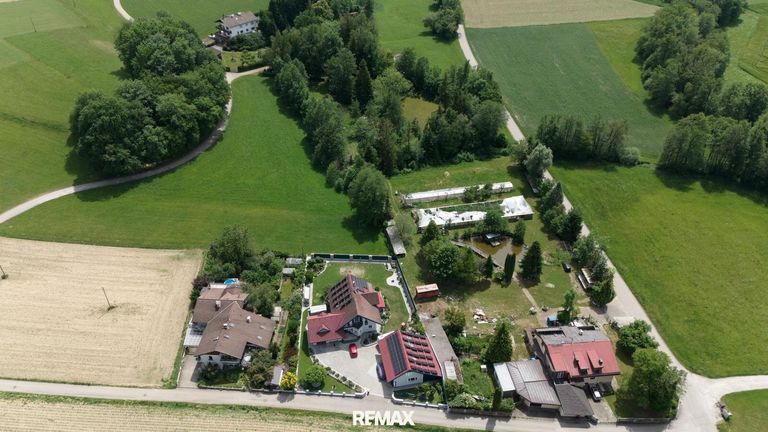Haus mit Baugrund, Nutzgrund und Teich