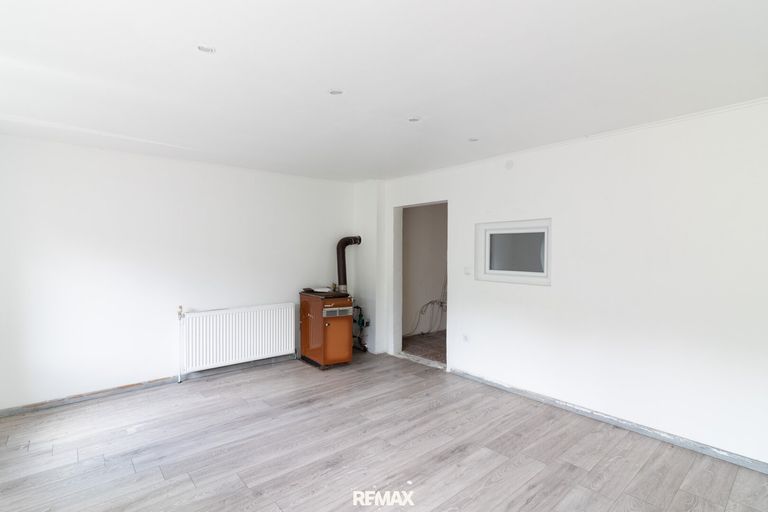 Gemütlicher Wohnraum mit Holzofen
