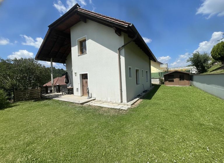 Aussenansicht mit Gartenhütte