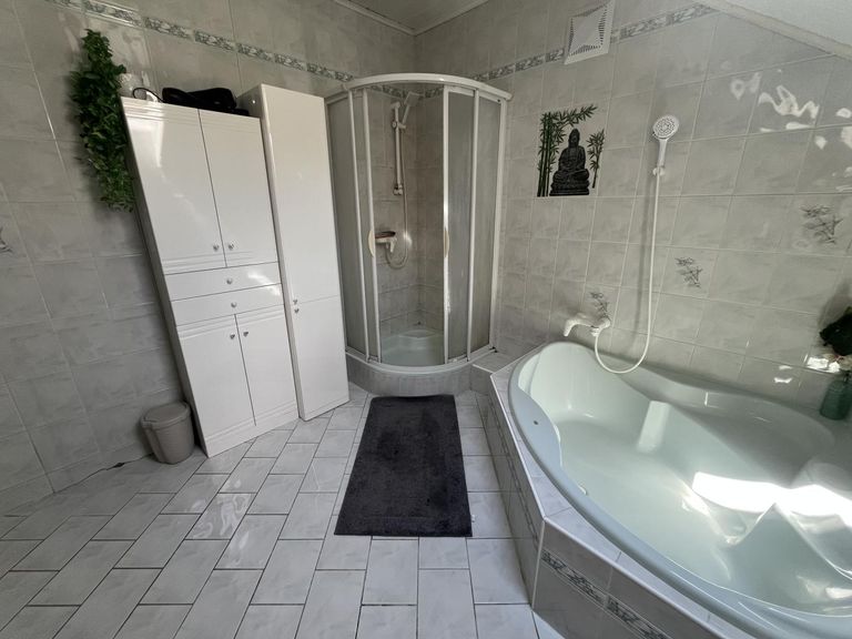 Dachgeschoss - Badezimmer