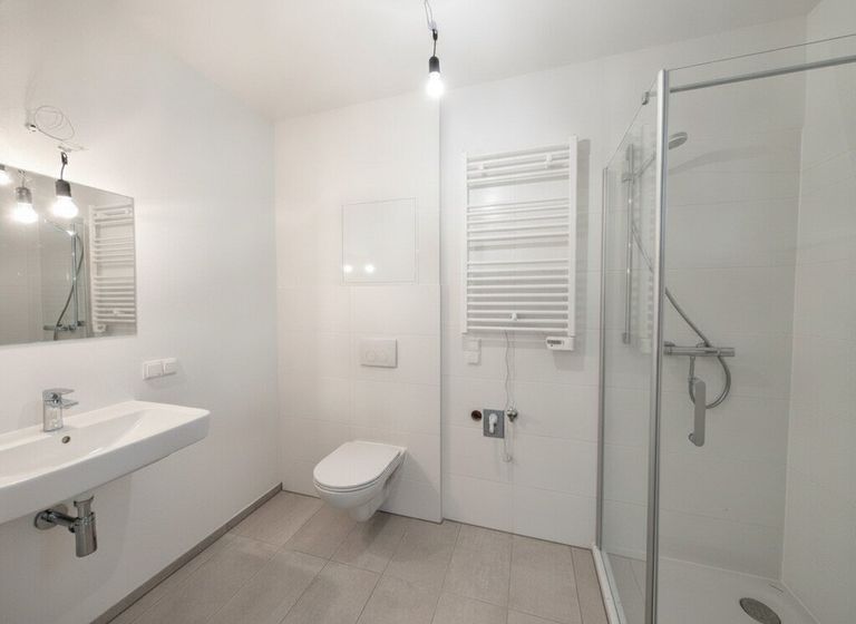 Badezimmer mit Dusche und WC