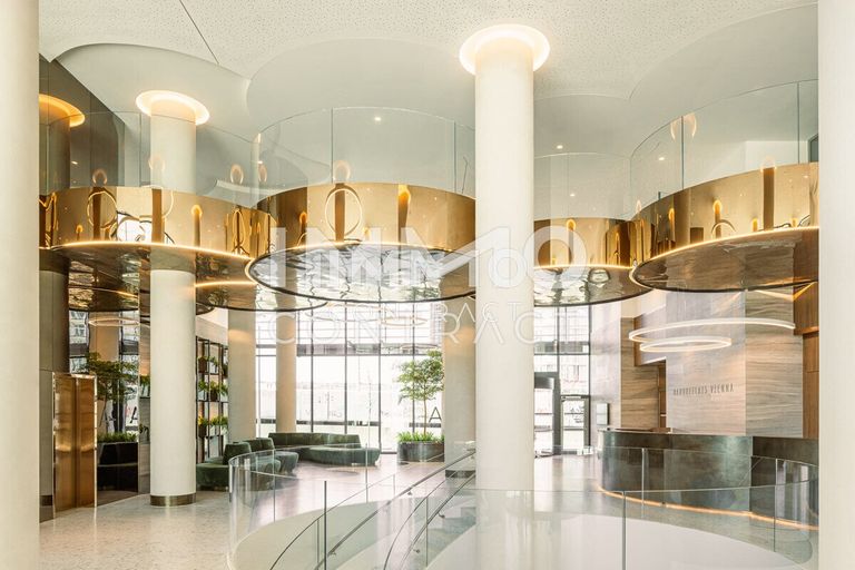 Zweigeschoßige Lobby