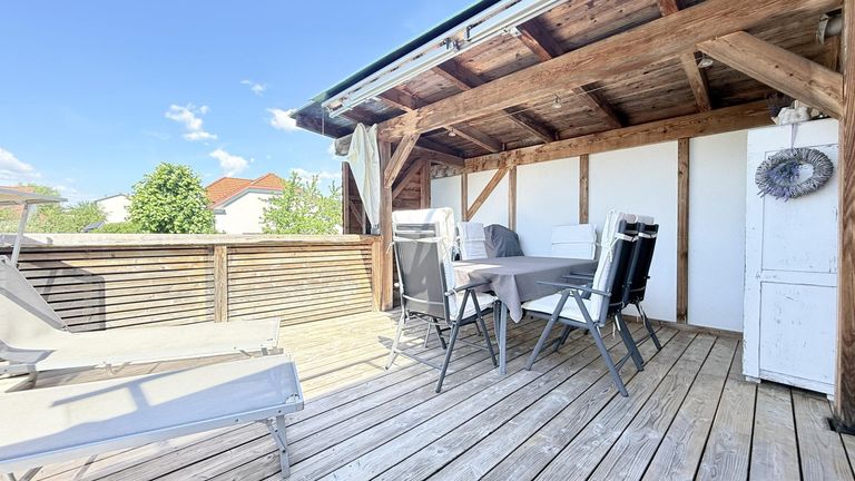 Terrasse mit Abgang in den Garten