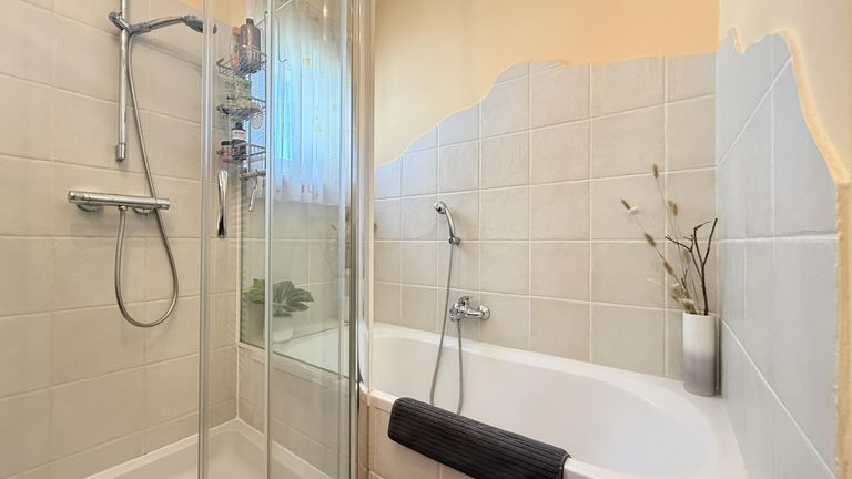 Badewanne mit Dusche im OG