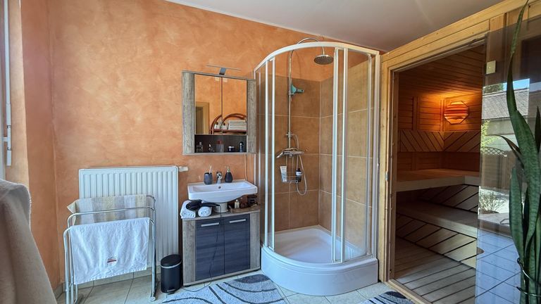 Badezimmer mit Sauna und Ausgang auf die Terrasse