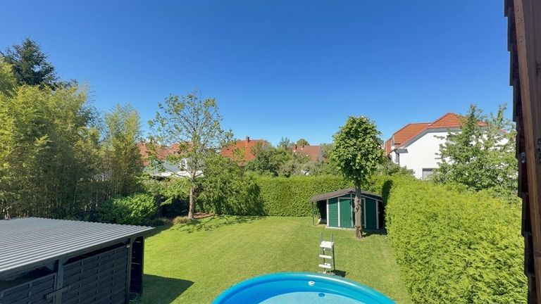 Blick in den Garten von der Terrasse