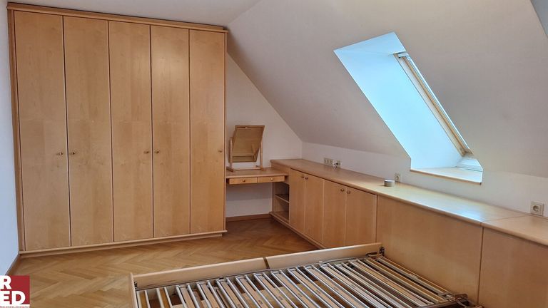 Schlafzimmer mit Schrankverbau