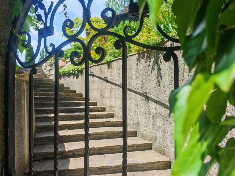 Stiegenaufgang zum Garten und Haus