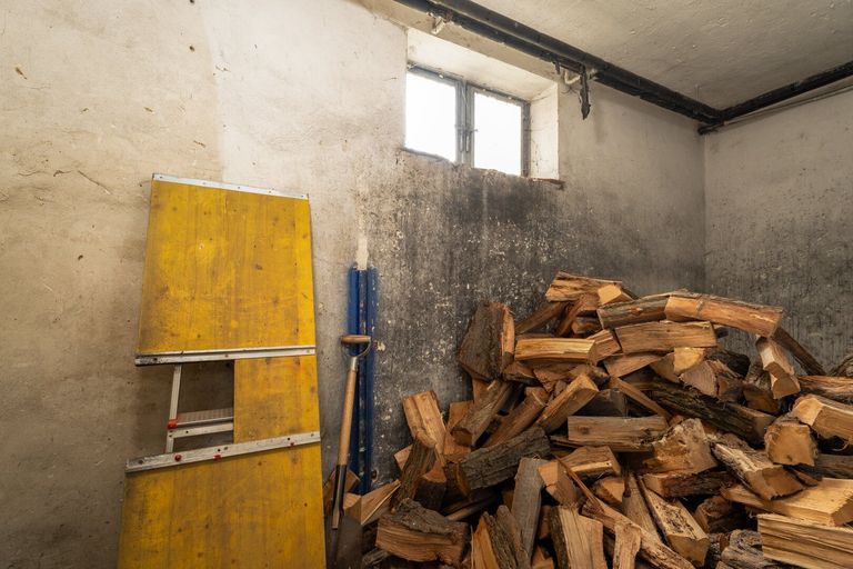 Holzraum im Keller
